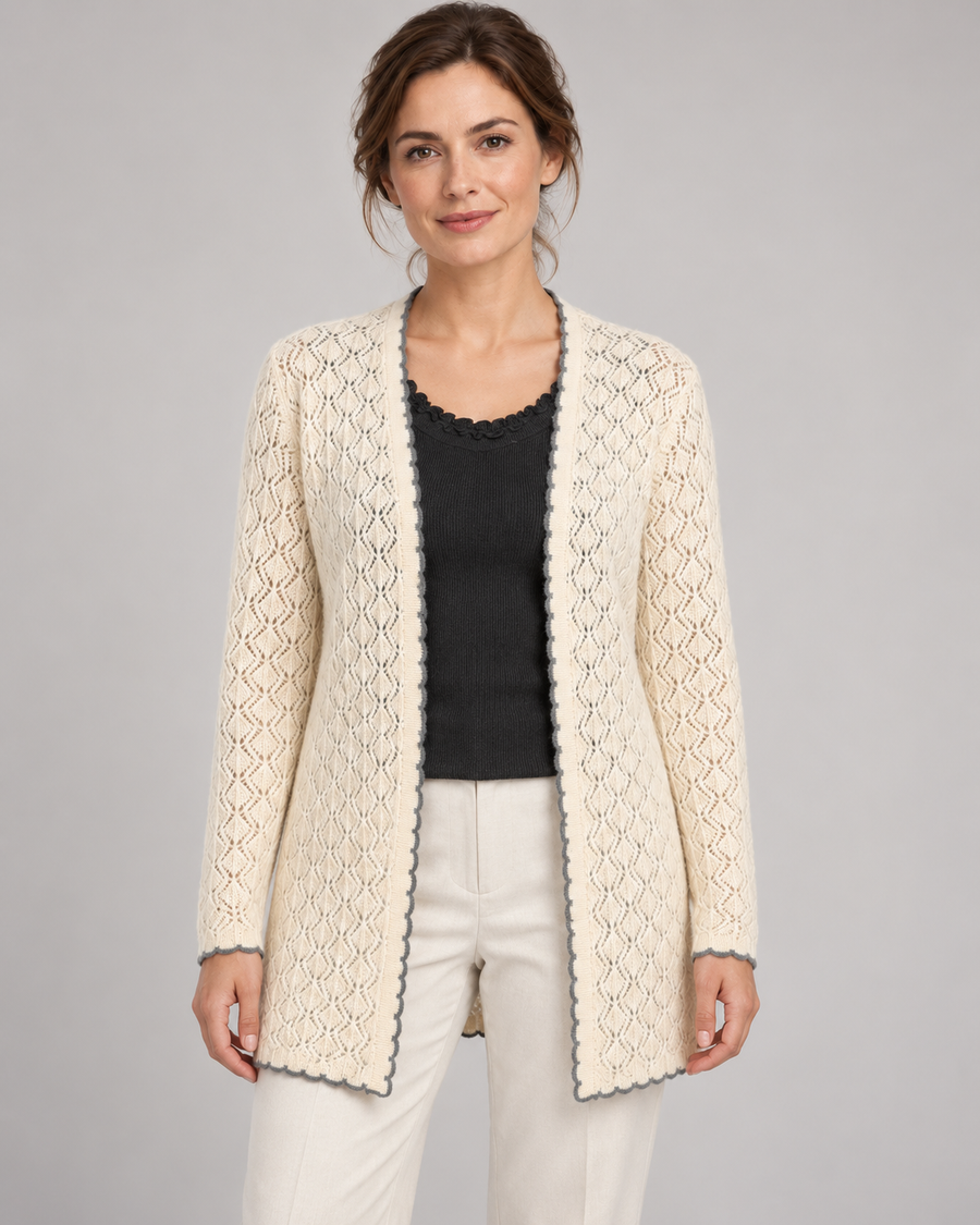 Cashmere-Strickjacke mit Ajourmuster in Creme aus 100% Cashmere für Damen – Vorderansicht am Aura-Model