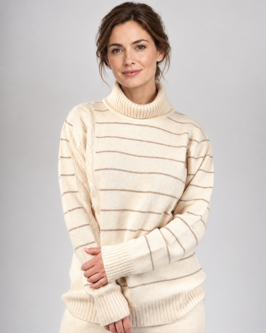 Gestreifter Rollkragen-Pullover aus 100 % Cashmere in Creme am Aura-Model