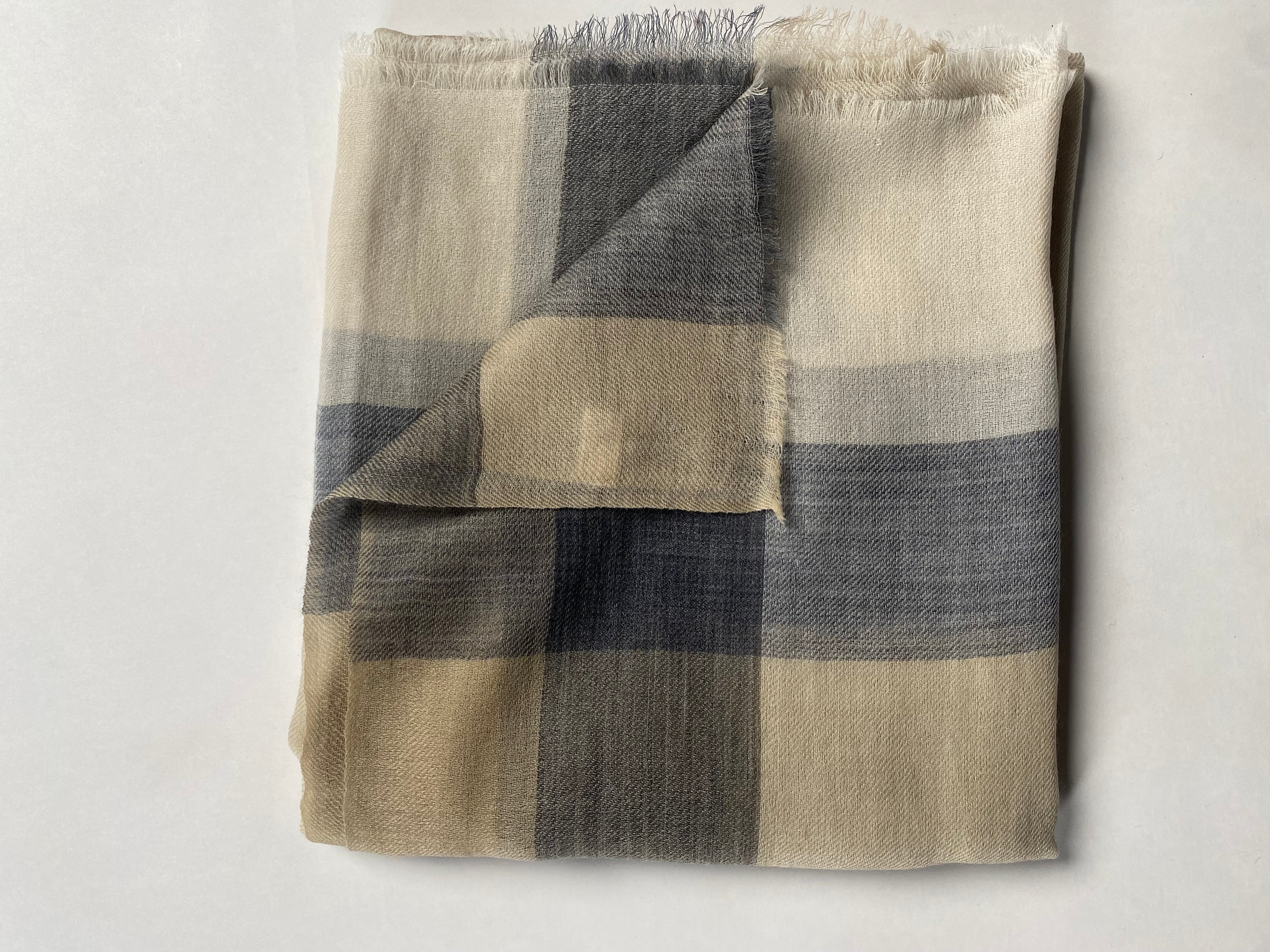 Flow & Check – Subtle - Grau & Sand - aura cashmere