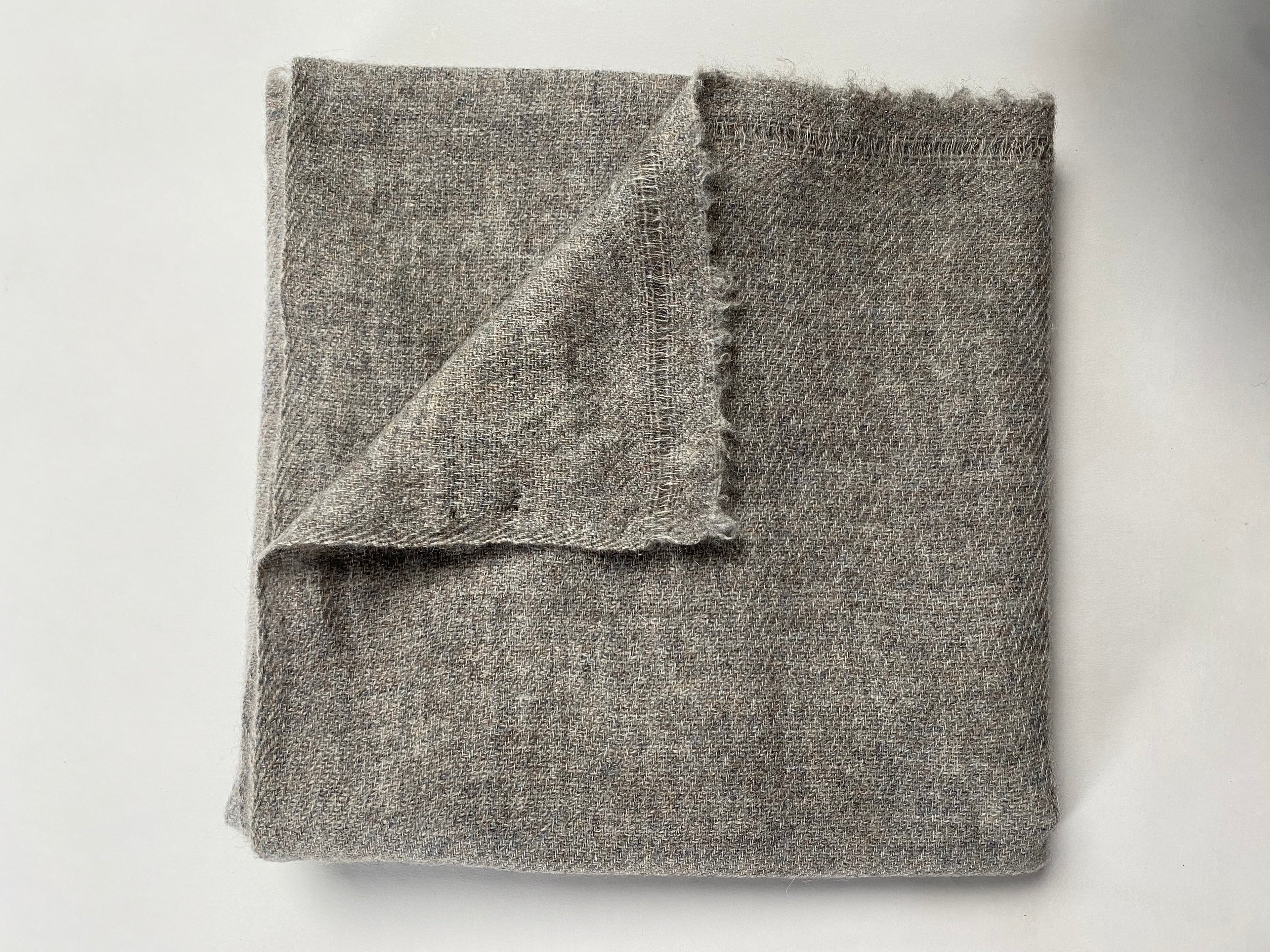 Double Lock Cashmere Schal - Natural Dark Grey - aura cashmere