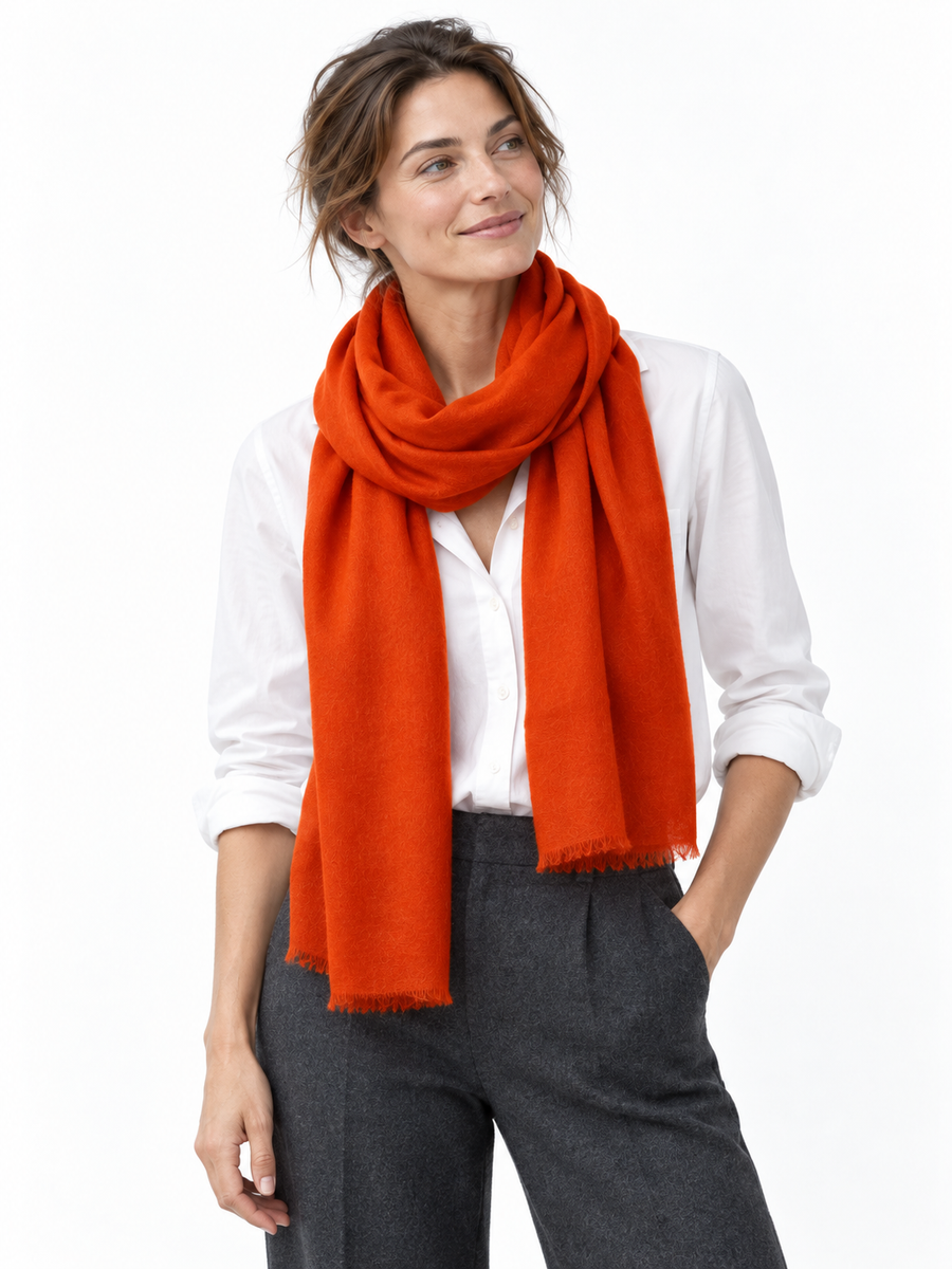 Aura – orange-woman · Studio-Bildstudie