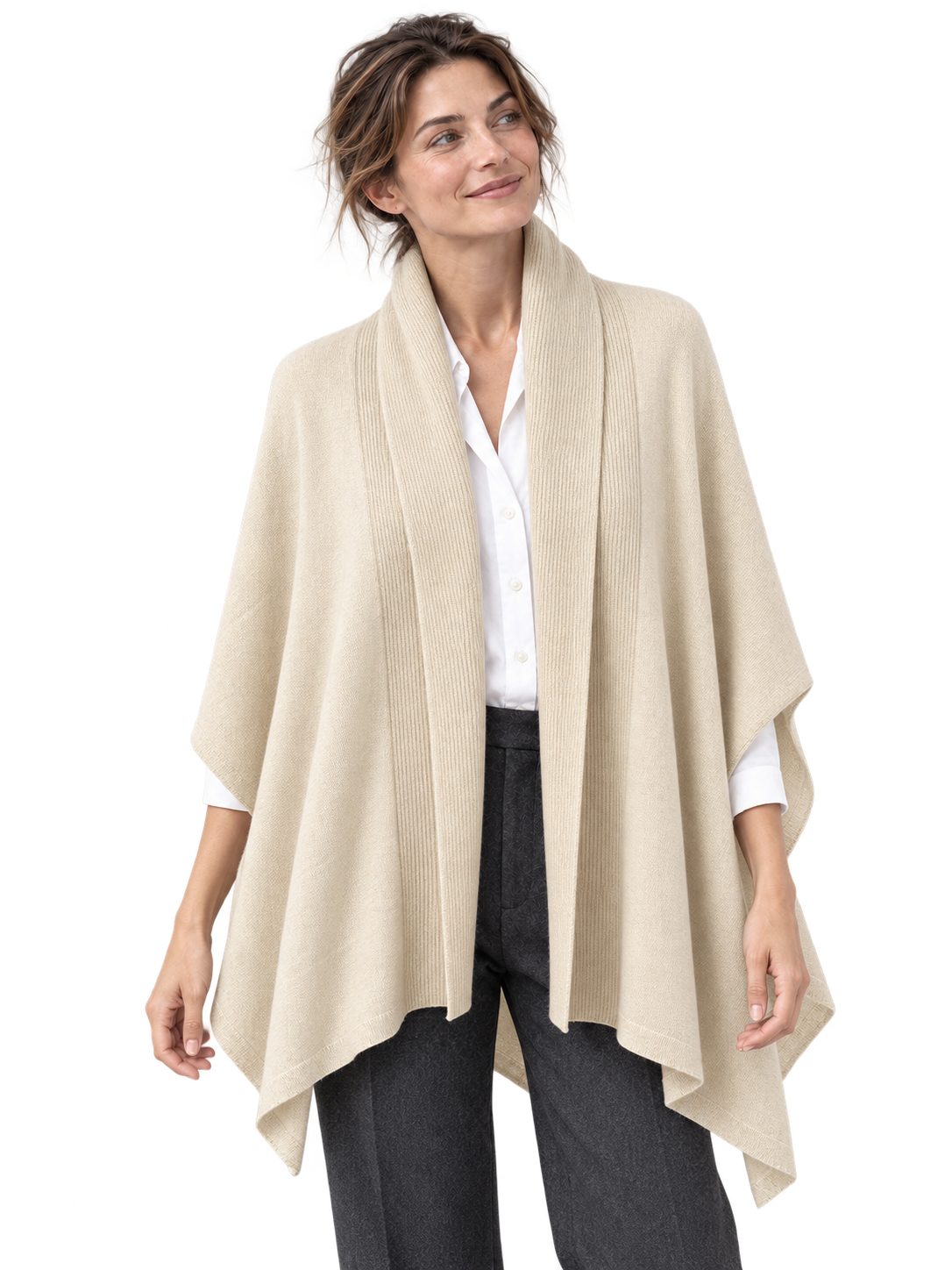 Aura Cashmere Cape Beige – Aura-Frau-Model