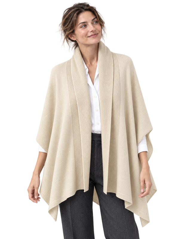 Aura Cashmere Cape Beige – Aura-Frau-Model