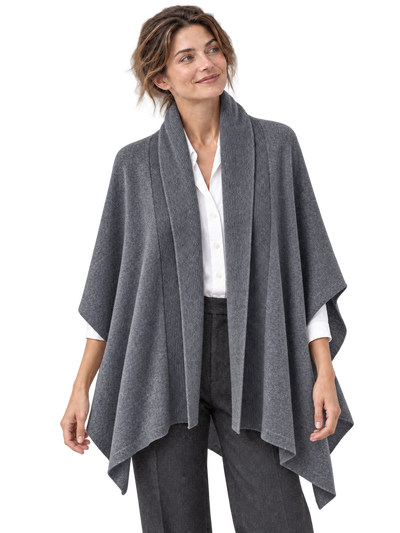 Aura Cashmere Cape Dunkelgrau – Aura-Frau-Model