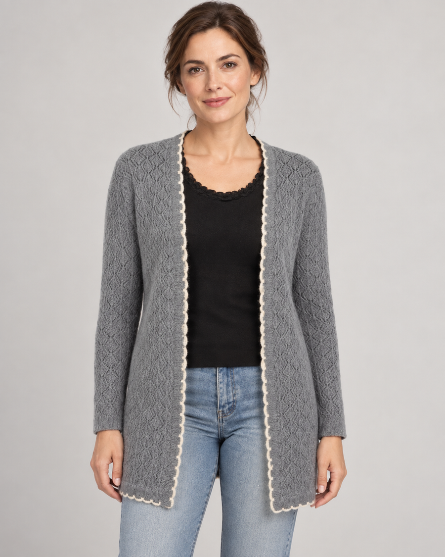 Cashmere-Strickjacke mit Ajourmuster in Grau aus 100% Cashmere für Damen – Vorderansicht am Aura-Model