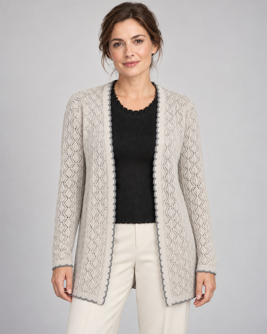 Cashmere-Strickjacke mit Ajourmuster in Hellgrau aus 100% Cashmere für Damen – Vorderansicht am Aura-Model