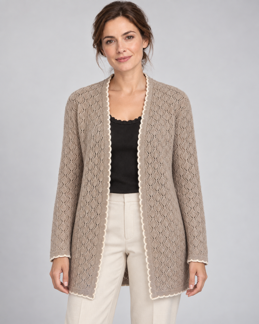 Cashmere-Strickjacke mit Ajourmuster in Taupe aus 100% Cashmere für Damen – Vorderansicht am Aura-Model