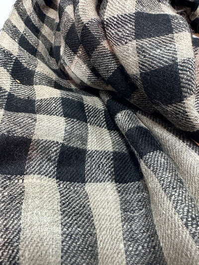 Aura Kashmir Ash Grid – handgewebter Cashmere-Schal, Produktansicht 5