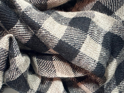 Aura Kashmir Ash Grid – handgewebter Cashmere-Schal, Produktansicht 6