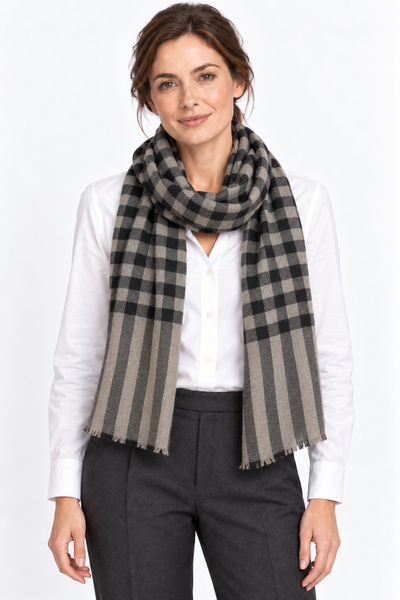 Aura Kashmir Ash Grid – Cashmere-Schal am Aura-Model Frau, KI-generierte Trageansicht