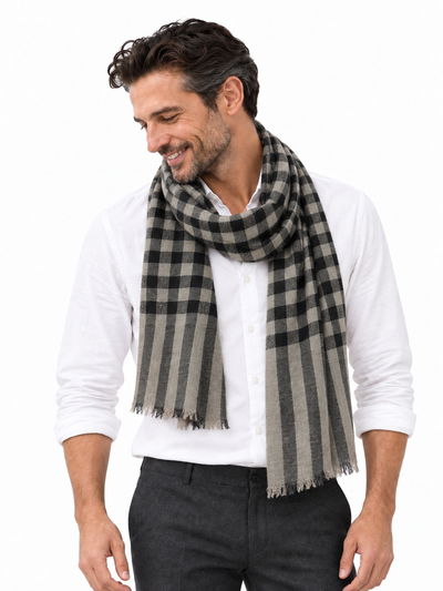 Aura Kashmir Ash Grid – Cashmere-Schal am Aura-Model Mann, KI-generierte Trageansicht