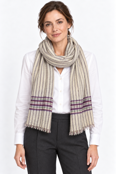 Aura Kashmir Aubergine Crosswind – Cashmere-Schal am Aura-Model Frau, KI-generierte Trageansicht