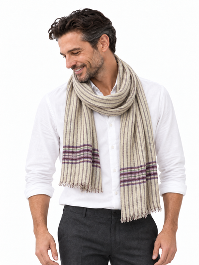 Aura Kashmir Aubergine Crosswind – Cashmere-Schal am Aura-Model Mann, KI-generierte Trageansicht