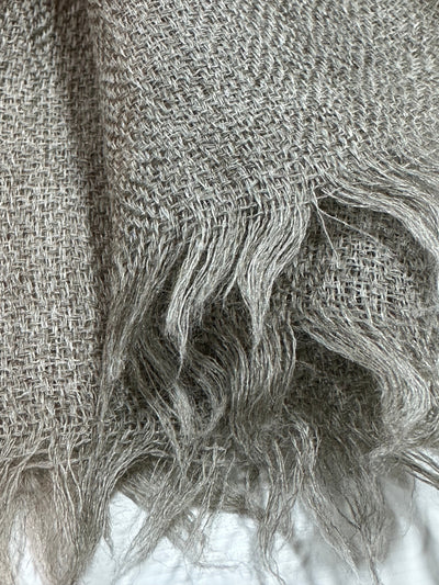 Aura Kashmir Basalt – handgewebter Cashmere-Schal, Produktansicht 5