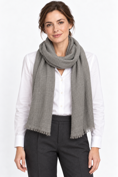 Aura Kashmir Basalt – grauer Cashmere-Schal am Aura-Model Frau, KI-generierte Trageansicht