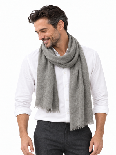 Aura Kashmir Basalt – grauer Cashmere-Schal am Aura-Model Mann, KI-generierte Trageansicht