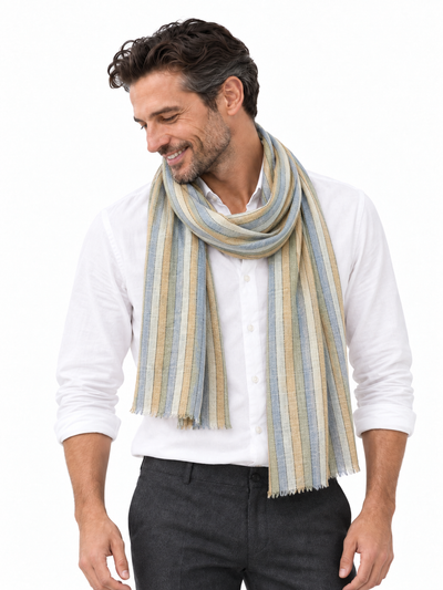 Aura Kashmir Coastal Lines – Cashmere-Schal am Aura-Model Mann, KI-generierte Trageansicht