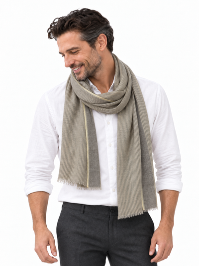 Aura Kashmir Dawn Mist – Cashmere-Schal am Aura-Model Mann, KI-generierte Trageansicht