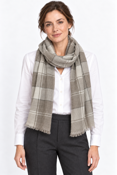 Aura Kashmir Earth Check – Cashmere-Schal am Aura-Model Frau, KI-generierte Trageansicht