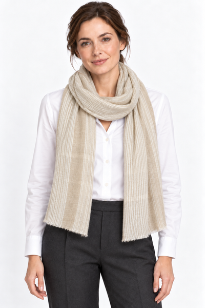 Aura Kashmir Ivory Sand Bands – Cashmere-Schal am Aura-Model Frau, KI-generierte Trageansicht