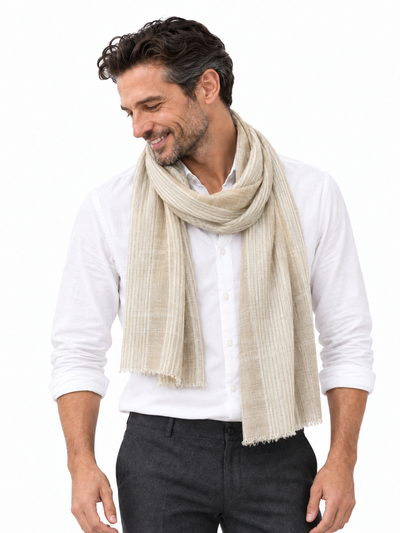 Aura Kashmir Ivory Sand Bands – Cashmere-Schal am Aura-Model Mann, KI-generierte Trageansicht