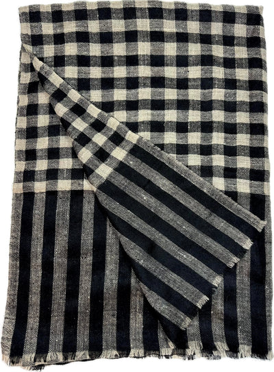 Aura Kashmir Noir Grid – handgewebter Cashmere-Schal, Produktansicht 2