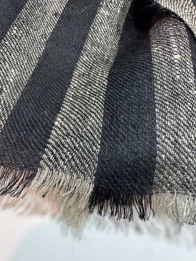 Aura Kashmir Noir Grid – handgewebter Cashmere-Schal, Produktansicht 3