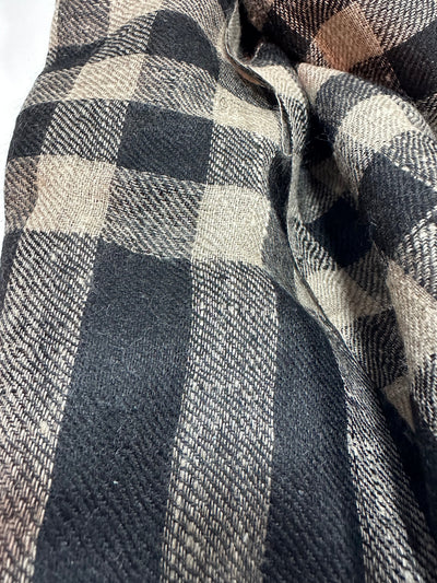 Aura Kashmir Noir Grid – handgewebter Cashmere-Schal, Produktansicht 4
