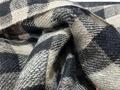Aura Kashmir Noir Grid – handgewebter Cashmere-Schal, Produktansicht 5