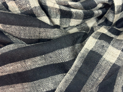 Aura Kashmir Noir Grid – handgewebter Cashmere-Schal, Produktansicht 6