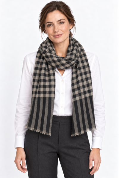 Aura Kashmir Noir Grid – Cashmere-Schal am Aura-Model Frau, KI-generierte Trageansicht