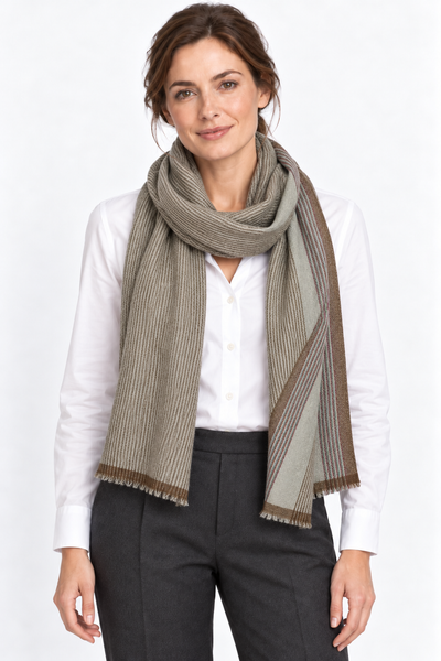 Aura Kashmir Sahara Lines – Cashmere-Schal am Aura-Model Frau, KI-generierte Trageansicht