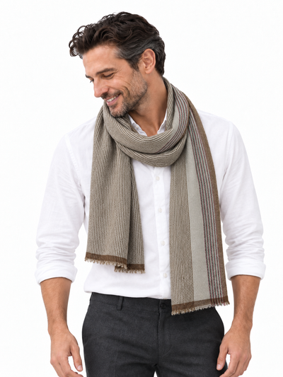 Aura Kashmir Sahara Lines – Cashmere-Schal am Aura-Model Mann, KI-generierte Trageansicht