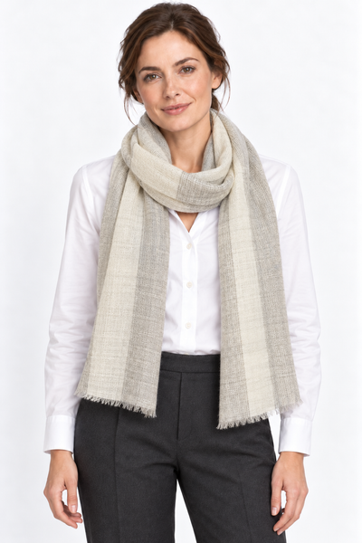 Aura Kashmir Stonefield Stripe – Cashmere-Schal am Aura-Model Frau, KI-generierte Trageansicht