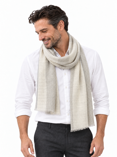 Aura Kashmir Stonefield Stripe – Cashmere-Schal am Aura-Model Mann, KI-generierte Trageansicht