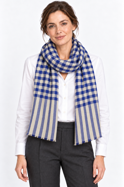 Kashmiri – Alpine Check, 100 × 200 cm – KI-generierte Trageansicht Frau