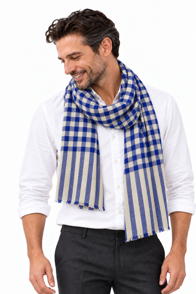 Kashmiri – Alpine Check, 100 × 200 cm – KI-generierte Trageansicht Mann