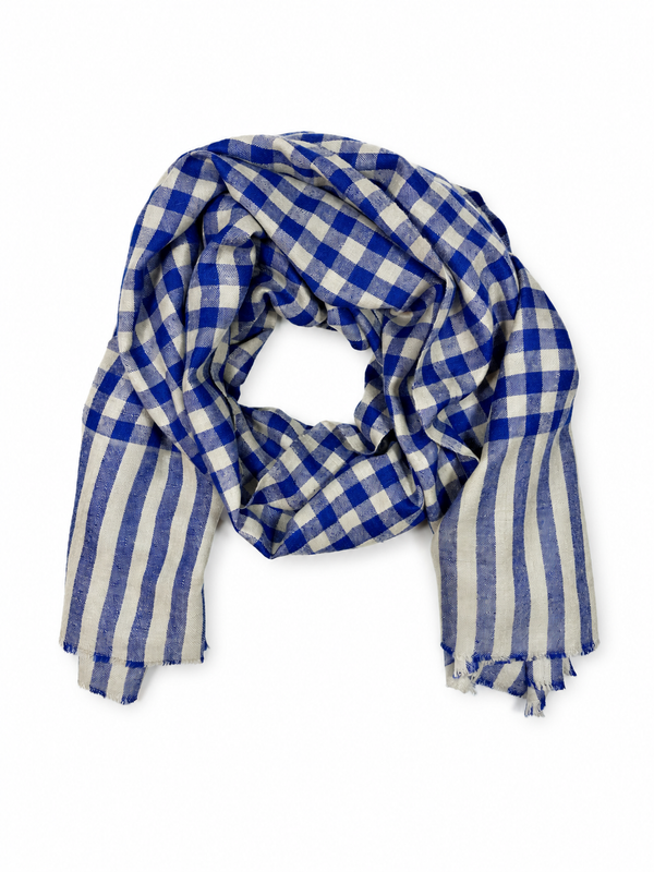 Kashmiri - Alpine Check – vollständige Cashmere-Stola, mittig auf Weiss mit weichem Studioschatten