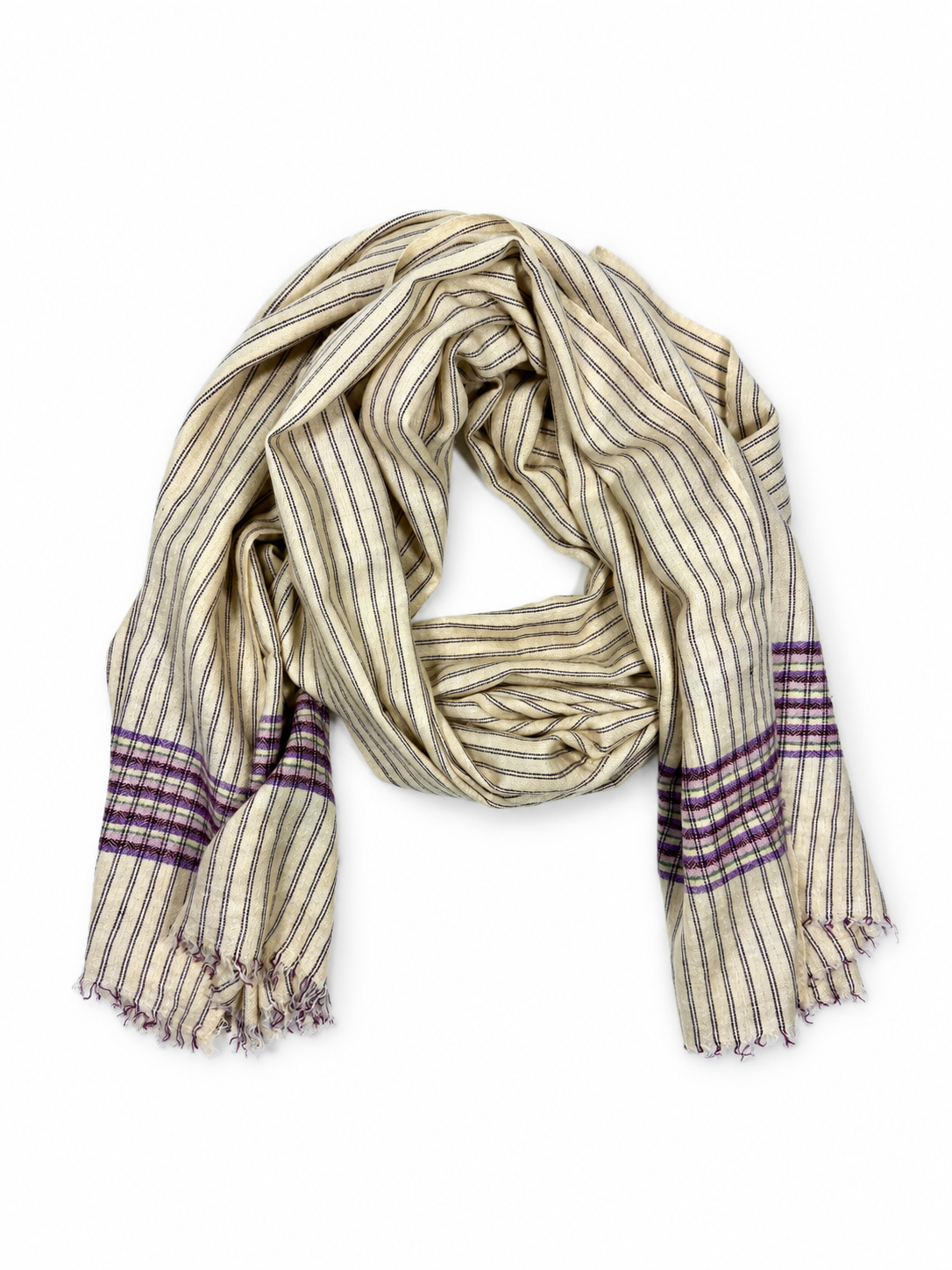 Kashmiri - Aubergine Crosswind – vollständiger Cashmere-Schal auf Weiss mit weichem Studioschatten