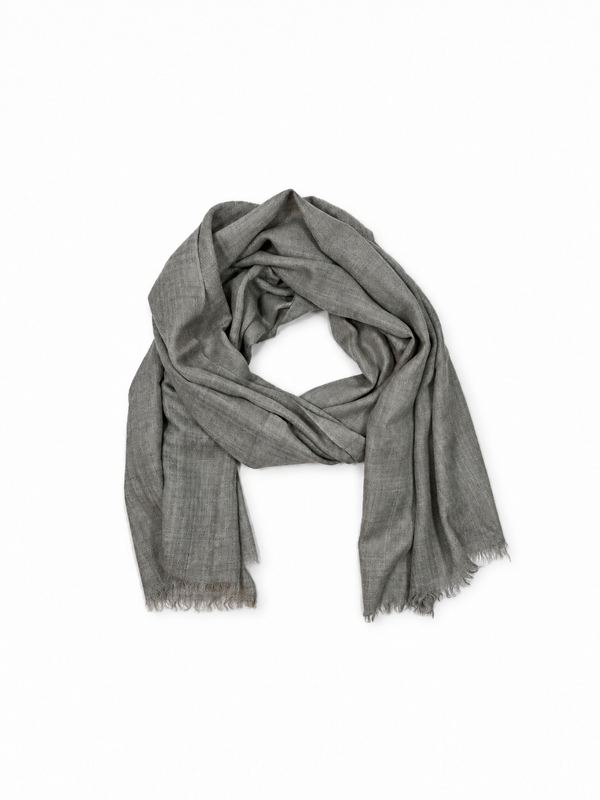 Kashmiri - Basalt – vollständiger Cashmere-Schal auf Weiss mit weichem Studioschatten