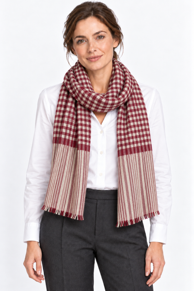 Kashmiri – Bordeaux Check, 100 × 200 cm – KI-generierte Trageansicht Frau