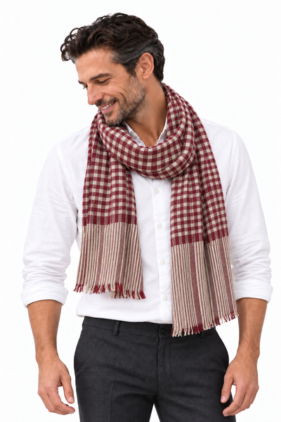 Kashmiri – Bordeaux Check, 100 × 200 cm – KI-generierte Trageansicht Mann