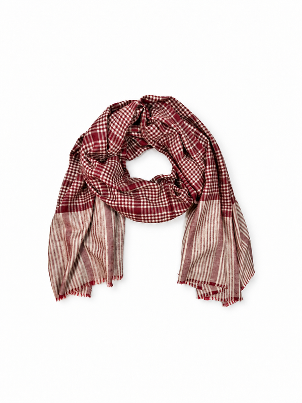 Kashmiri - Bordeaux Check – vollständiger Cashmere-Schal auf Weiss mit weichem Studioschatten
