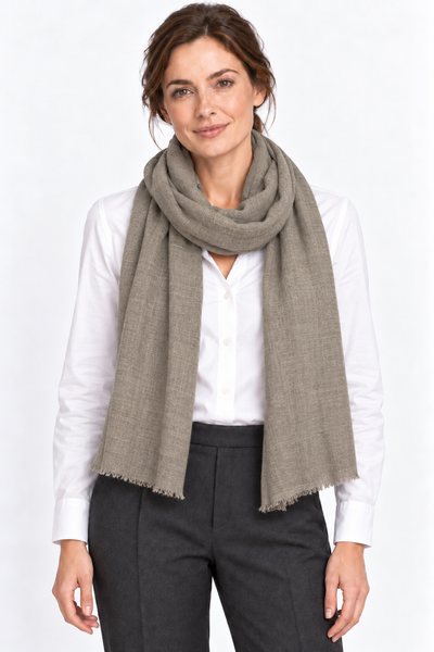 Kashmiri – Dark Sand, 100 × 200 cm – KI-generierte Trageansicht Frau