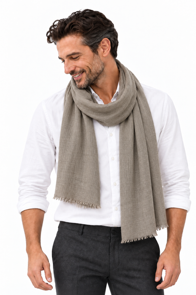 Kashmiri – Dark Sand, 100 × 200 cm – KI-generierte Trageansicht Mann