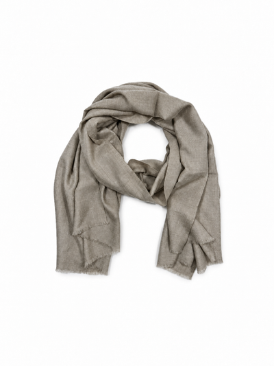 Kashmiri - Dark Sand – vollständiger Cashmere-Schal auf Weiss mit weichem Studioschatten