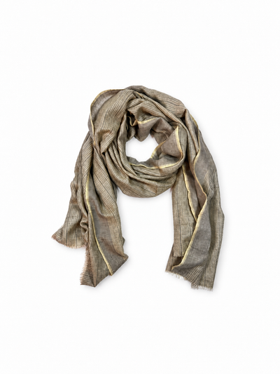 Kashmiri - Dawn Mist – vollständiger Cashmere-Schal auf Weiss mit weichem Studioschatten