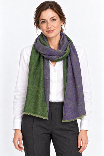 Kashmiri - Forest Green & Purple, 70 × 200 cm – KI-generierte Trageansicht Frau