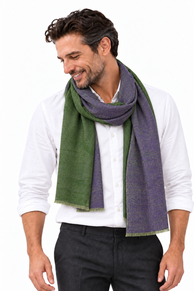 Kashmiri - Forest Green & Purple, 70 × 200 cm – KI-generierte Trageansicht Mann