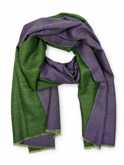 Kashmiri - Forest Green & Purple – vollständiger Double-Face-Cashmere-Schal 70 × 200 cm, mittig auf Weiss mit weichem Studioschatten